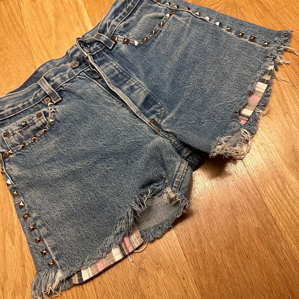 Gisele Tune studded Levi Jean shorts  Size 27